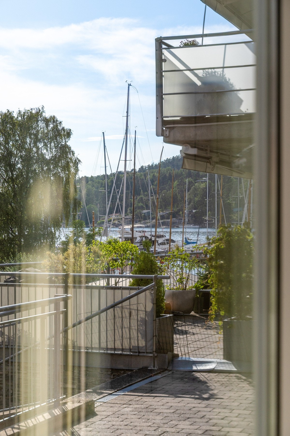 Sjøgløtt fra stue og terrasse. Galleribilde