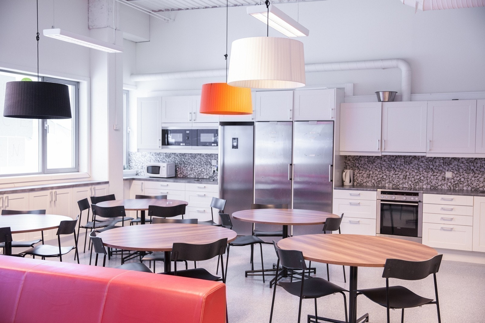 Kjøkken med hvitevarer og god plass til spisebord Galleribilde