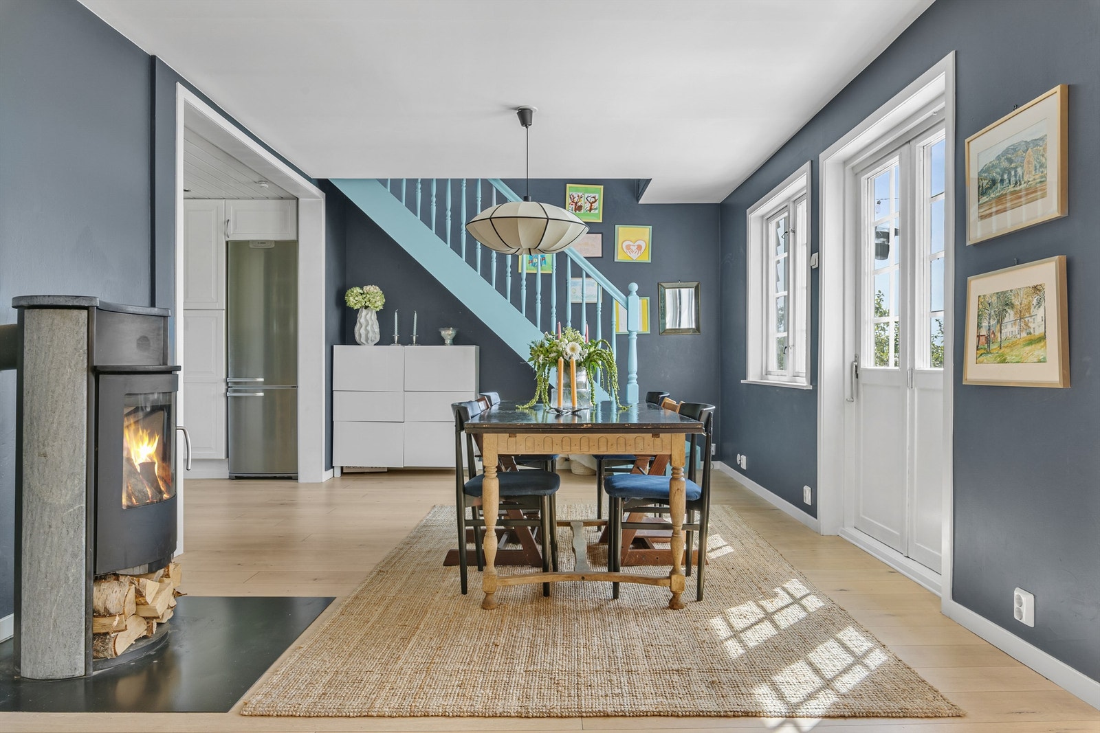 1-stavs parkett med gulvvarme og peisovn for ekstra varme og hygge Galleribilde