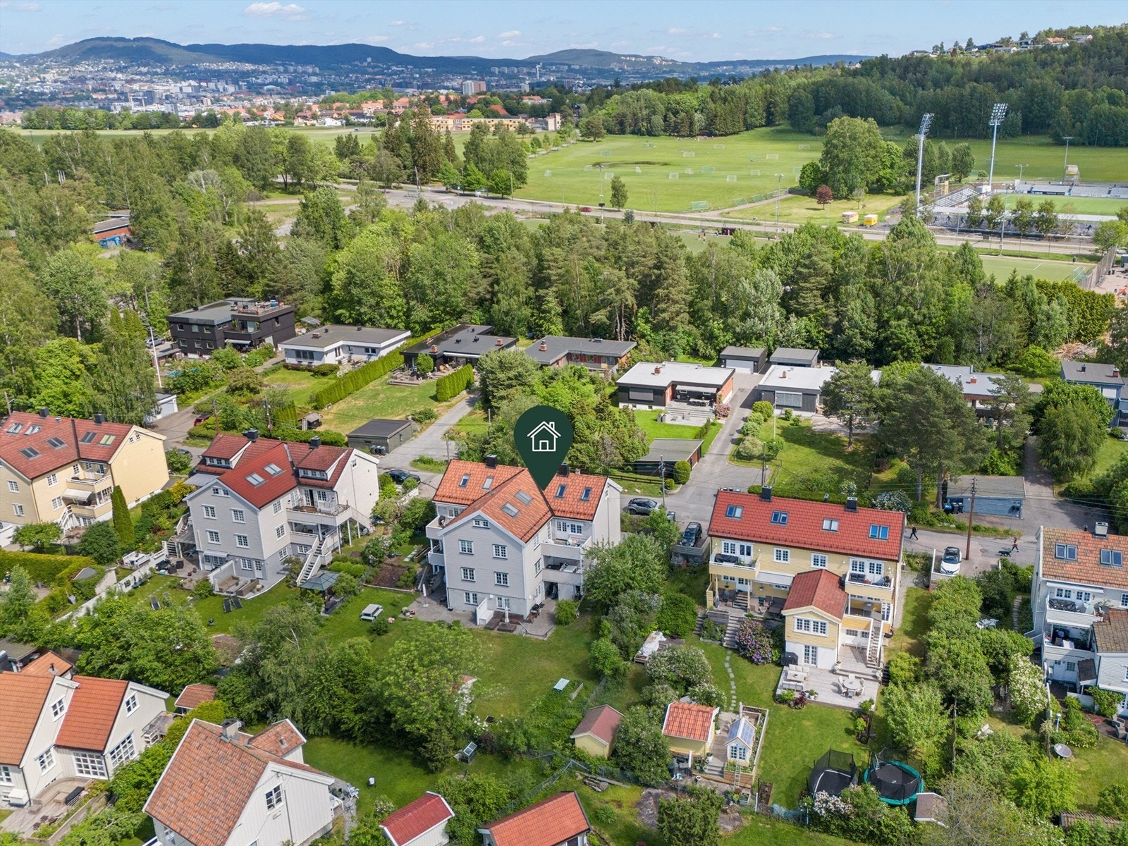 Umiddelbar nærhet til de unike friområdene i tilknytning til Ekebergsletta. Her finnes fasiliteter som bl.a. lysløype, fotballbaner, minigolfbane, 18-hulls frisbeegolfbane, husdyrpark, ridesenter, skulpturpark, caféer og stier med utsikt over Oslofjorden Galleribilde