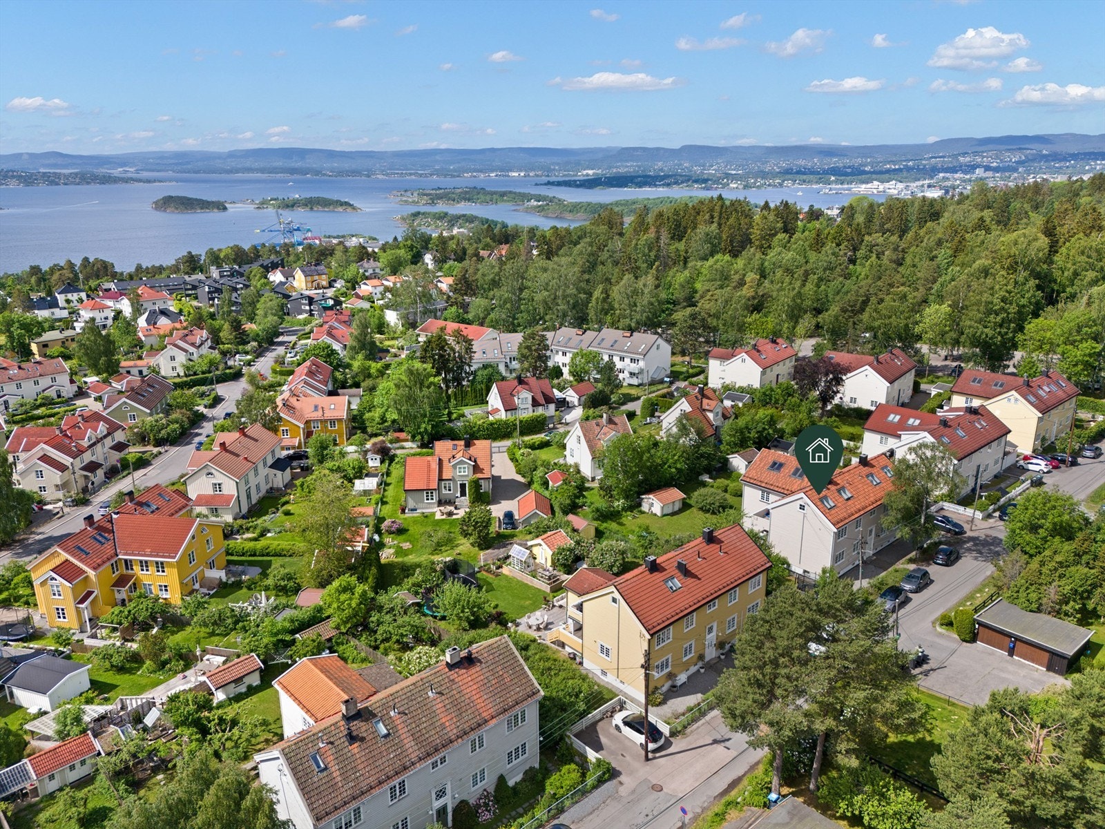 Høgdefaret 10 har en flott intern beliggenhet i sjarmerende Holtet hageby. Vestvendt og solrikt med fjordutsikt mot vest. Barnevennlig og trafikkskjermet gate med lite gjennomfartstrafikk og kun noen få meter til de unike friområdene på Ekebergsletta Galleribilde