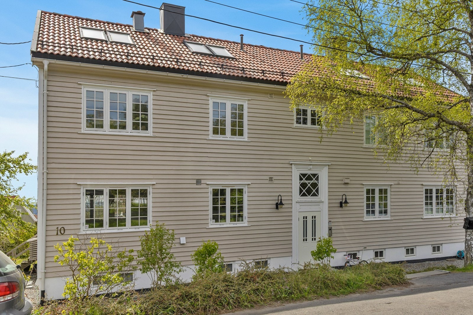 Huset er de siste årene oppgradert med ny taktekking av yttertaket i 2020/21, ny drenering i 2022 og malt huset utvendig i 2023 Galleribilde