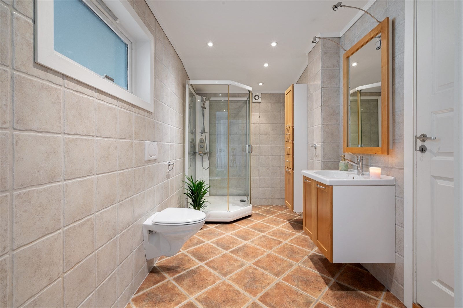 - Badet måler 6,5m² og har behagelig gulvvarme. Merk spotlights i himling - Galleribilde