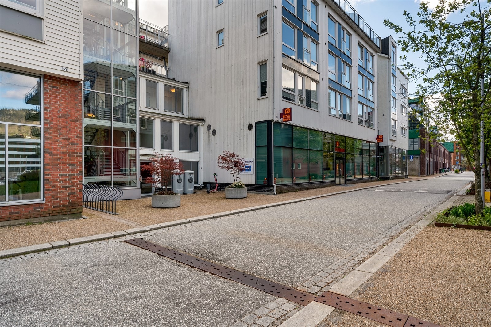 - I Damsgårdsveien finner du Pizzabakeren, Sumo og Rema 1000 mm. - Galleribilde