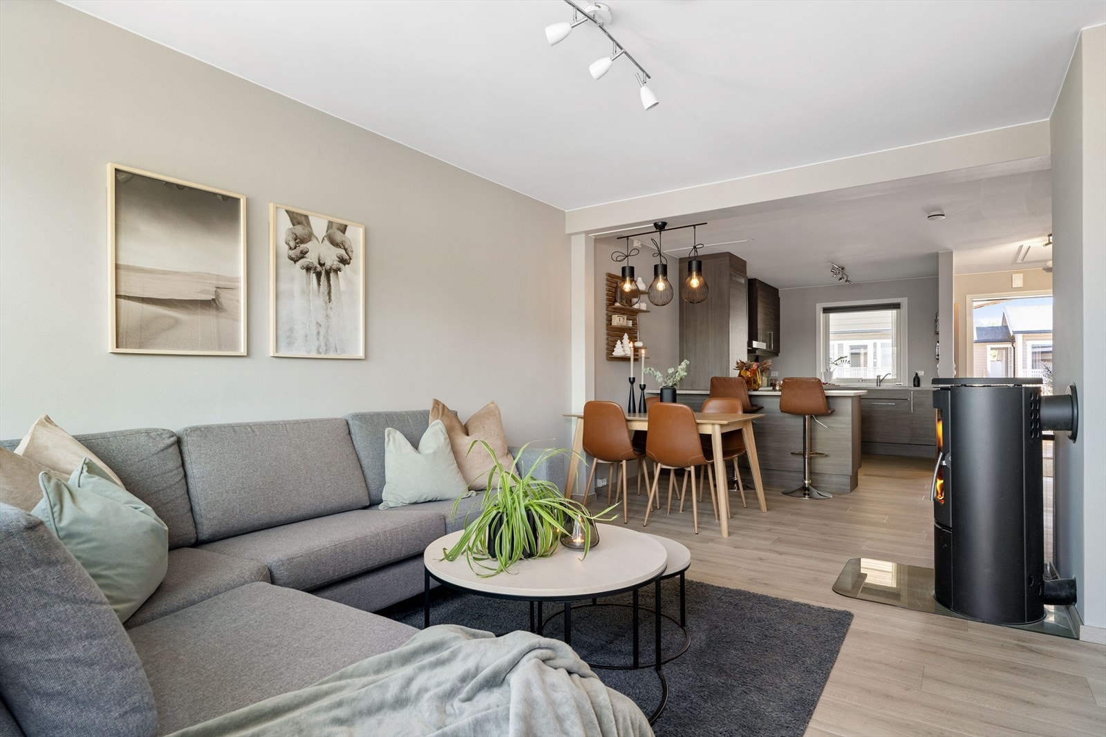 I stuen er det god plass for sofaløsning, og mot kjøkkenet er det rom for spisebord. Galleribilde