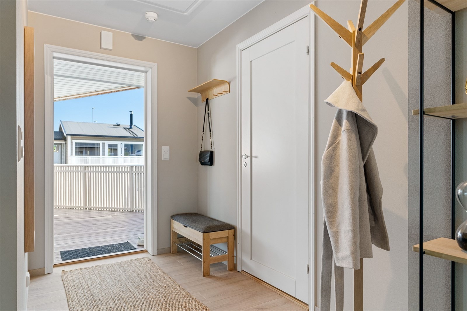 Leiligheten har adkomst via en innbydende entré som ønsker deg velkommen inn. Galleribilde
