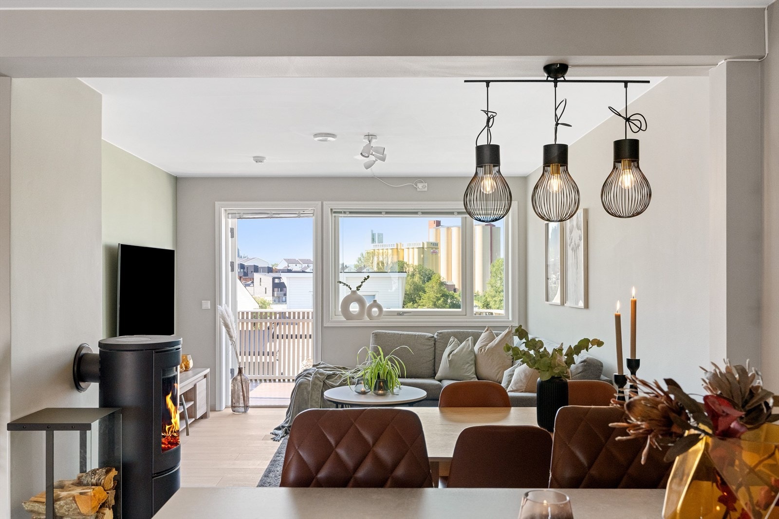 I stuen er det også montert en moderne peisovn for ekstra varme og hygge. Galleribilde