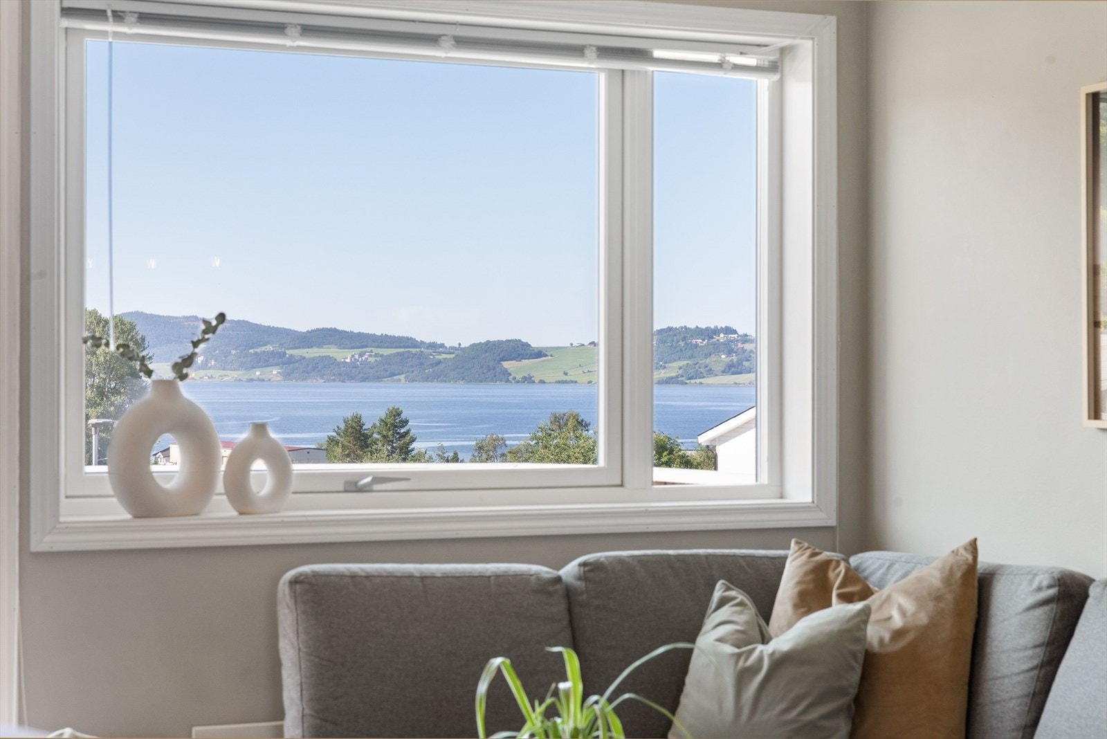 Leiligheten kan skimte med en nydelig utsikt mot fjorden. Galleribilde