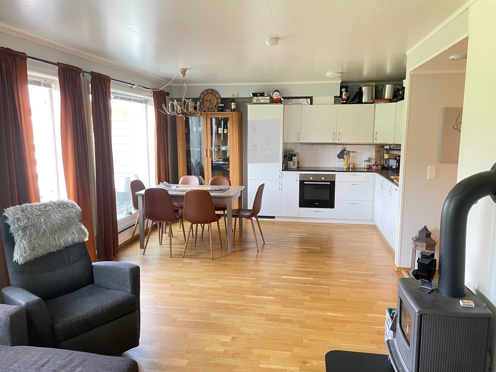 Stue mot kjøkken Galleribilde