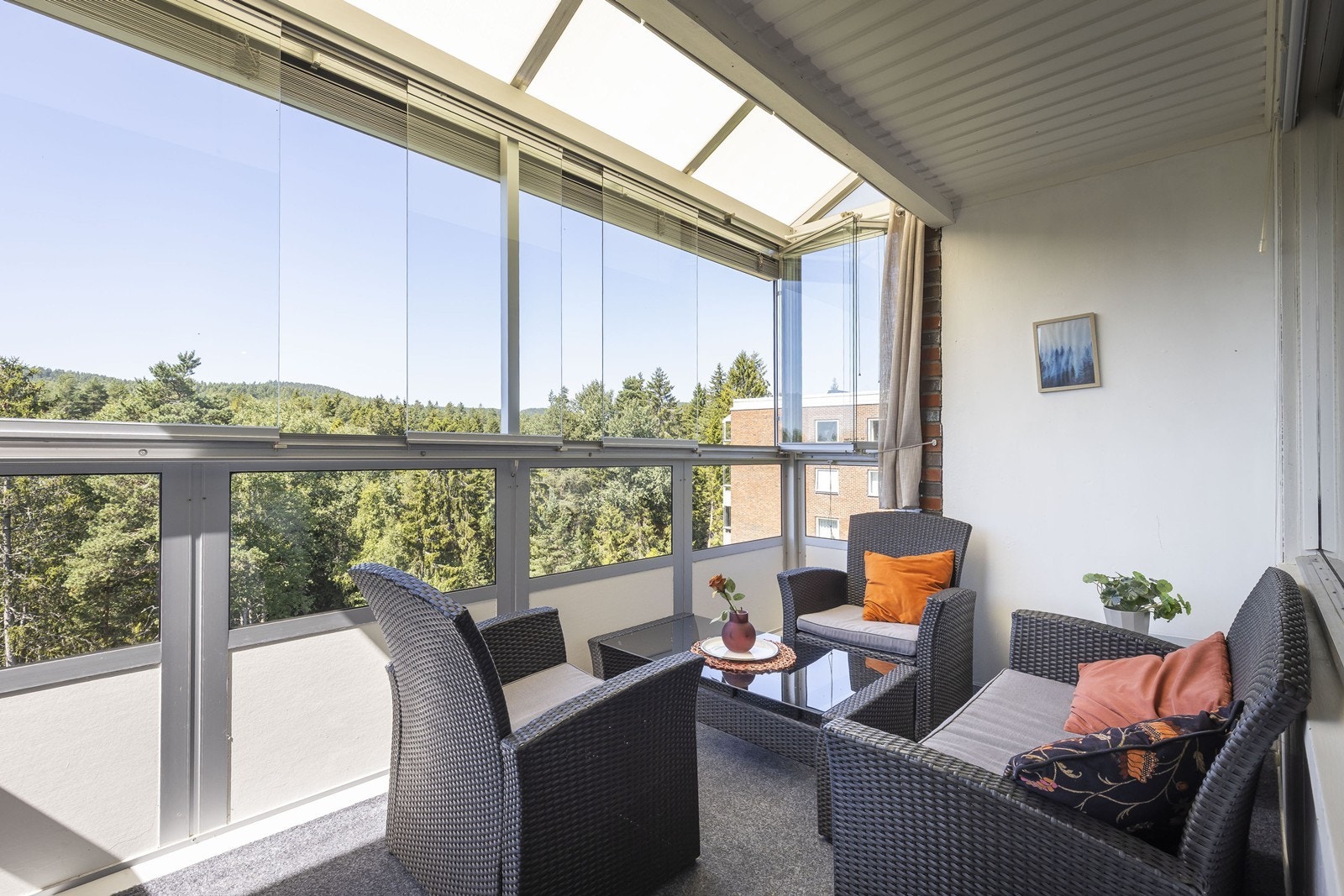 Overbygget og innglasset balkong med flott utsikt og gode solforhold. Galleribilde