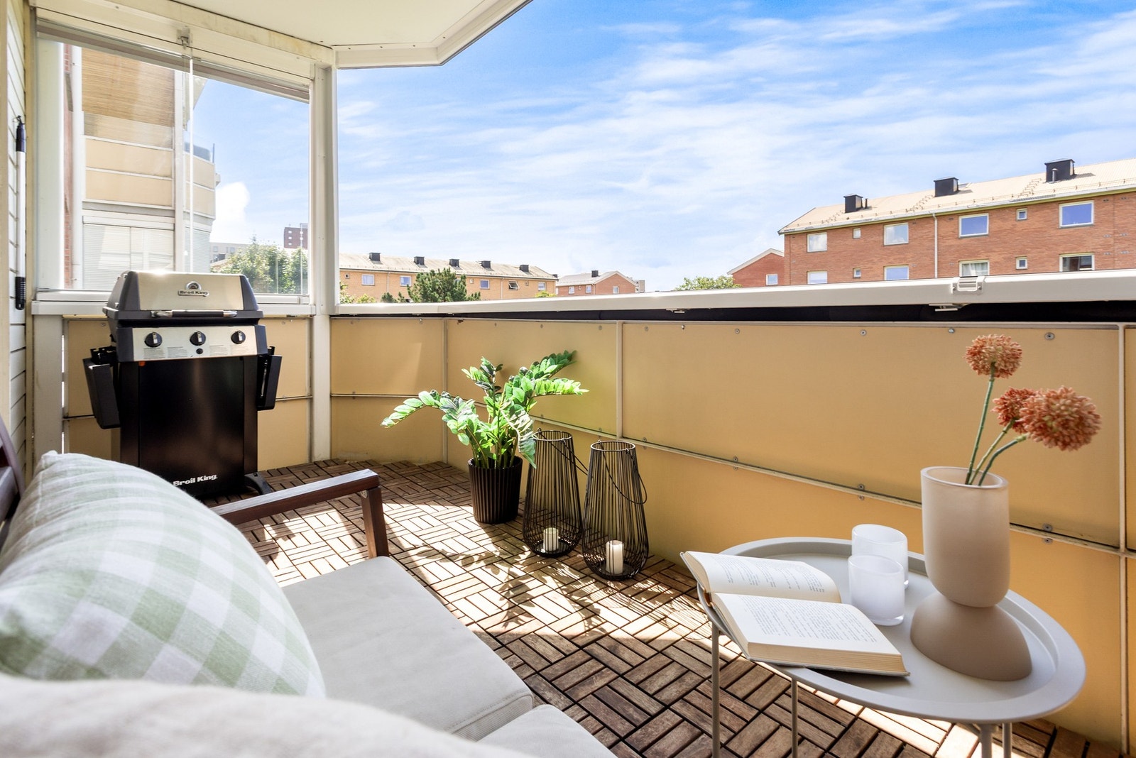 Dette er en lys og gjennomgående 3-roms leilighet beliggende i byggets 2.etasje. Galleribilde