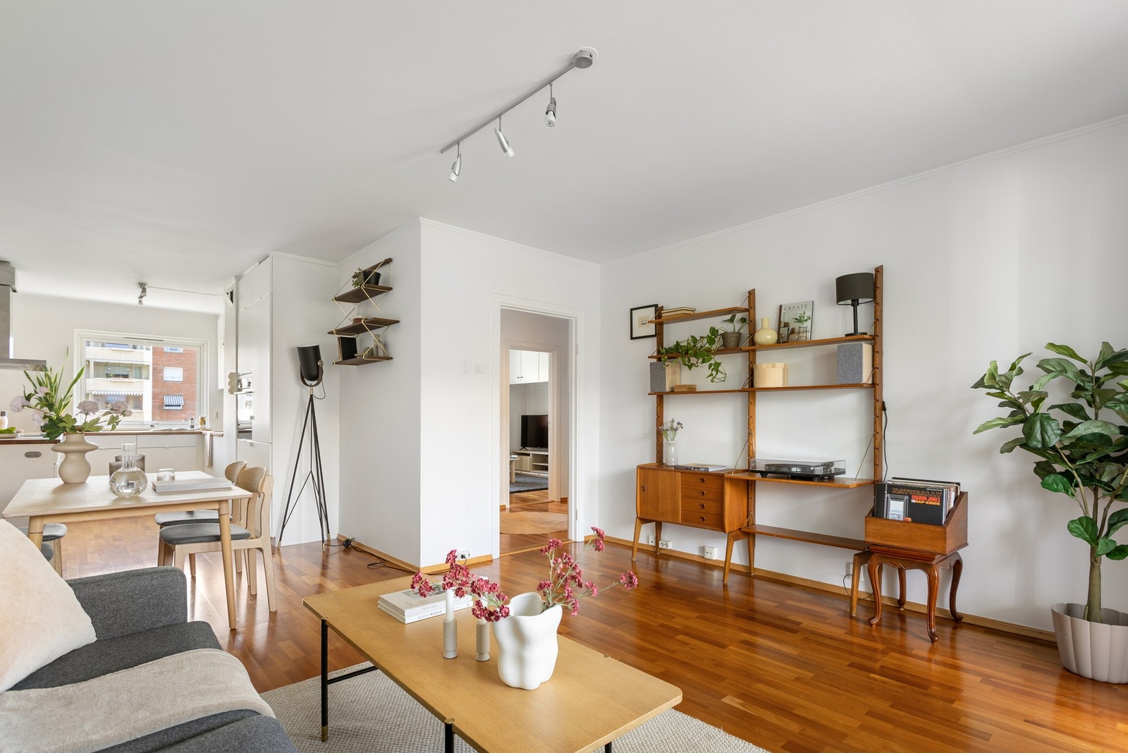 Leiligheten er gjennomgående og man får med det rikelig med lysinnslipp fra to sider. Galleribilde