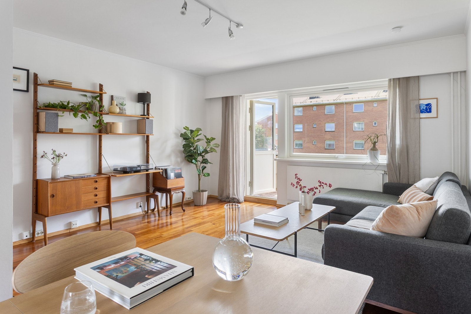 Her har du plass til stor sofagruppe, TV og tilhørende møblement. Galleribilde