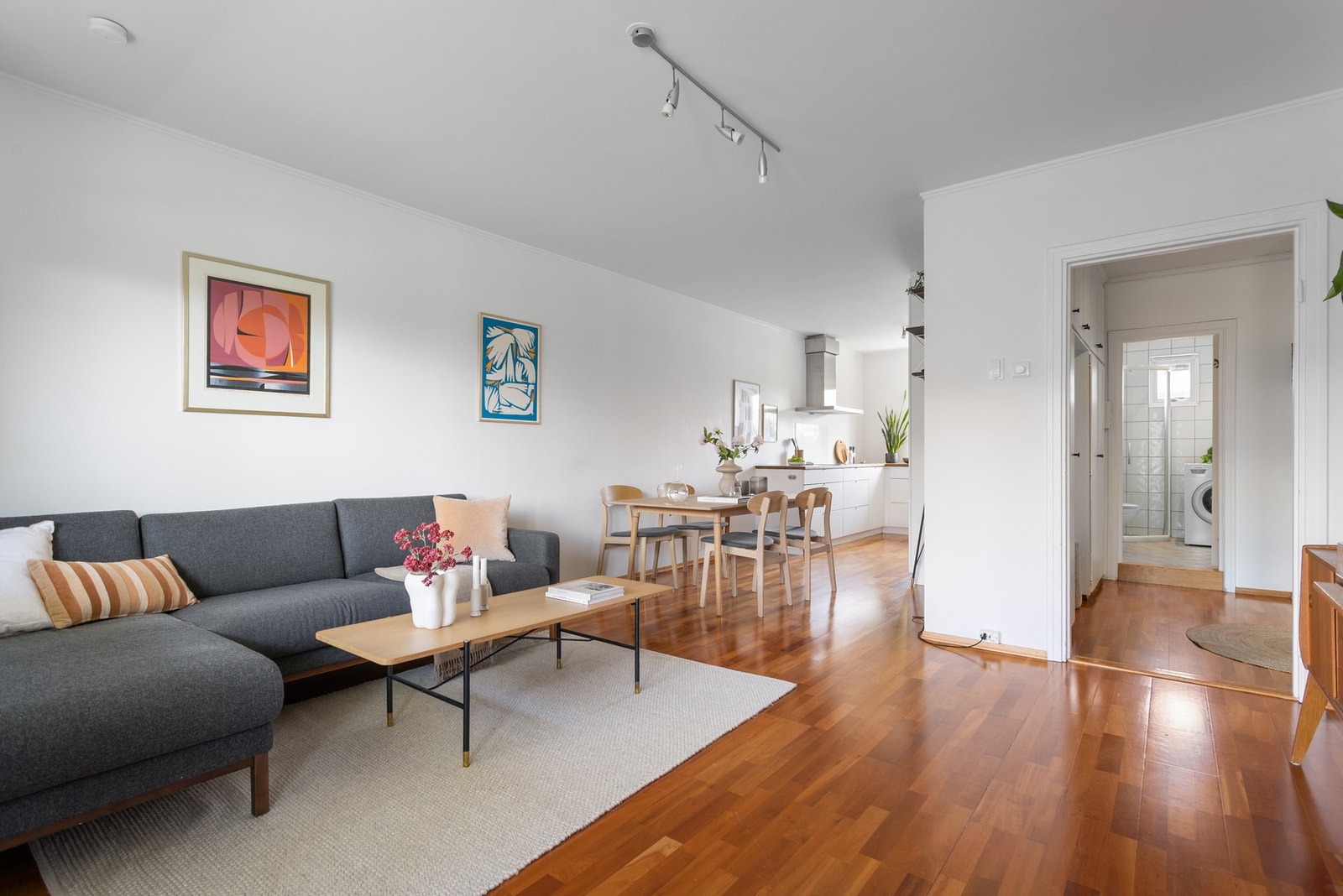 Leiligheten er holdt i lyse fargetoner og det er parkettgulv i alle rom med unntak av på badet. Galleribilde