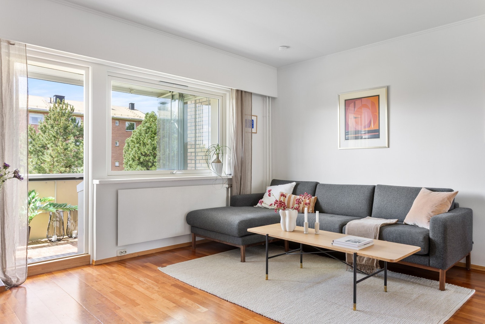 I stuen blir du møtt av store vindusflater som slipper inn rikelig med lys. Galleribilde