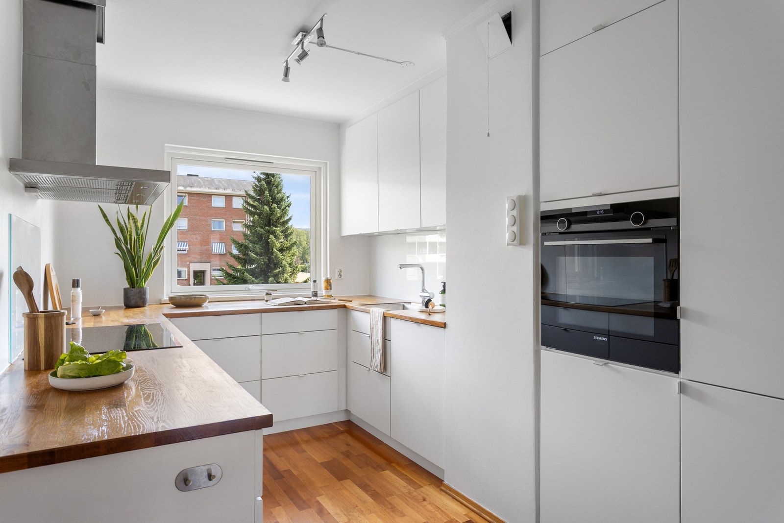 Det er nedfelt oppvaskkum med armatur, samt vegghengt ventilator med kullfilter. Galleribilde