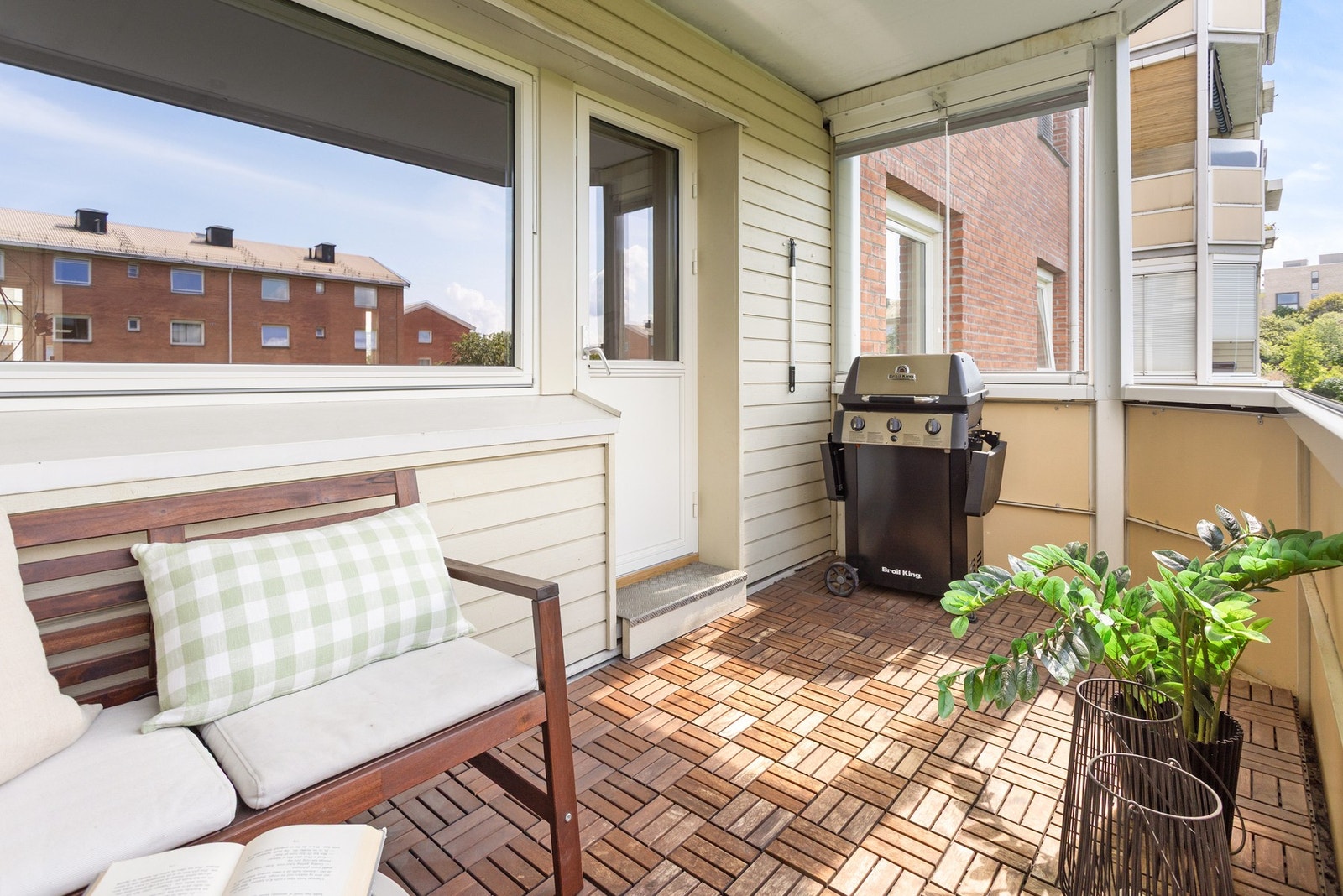 Balkongen ligger vestvendt til og har gode solforhold. Midt på sommeren begynner solen å skinne på balkongen i ca 12-13 tiden, og skinner frem til ca kl 20 ifølge nåværende eiere. Galleribilde