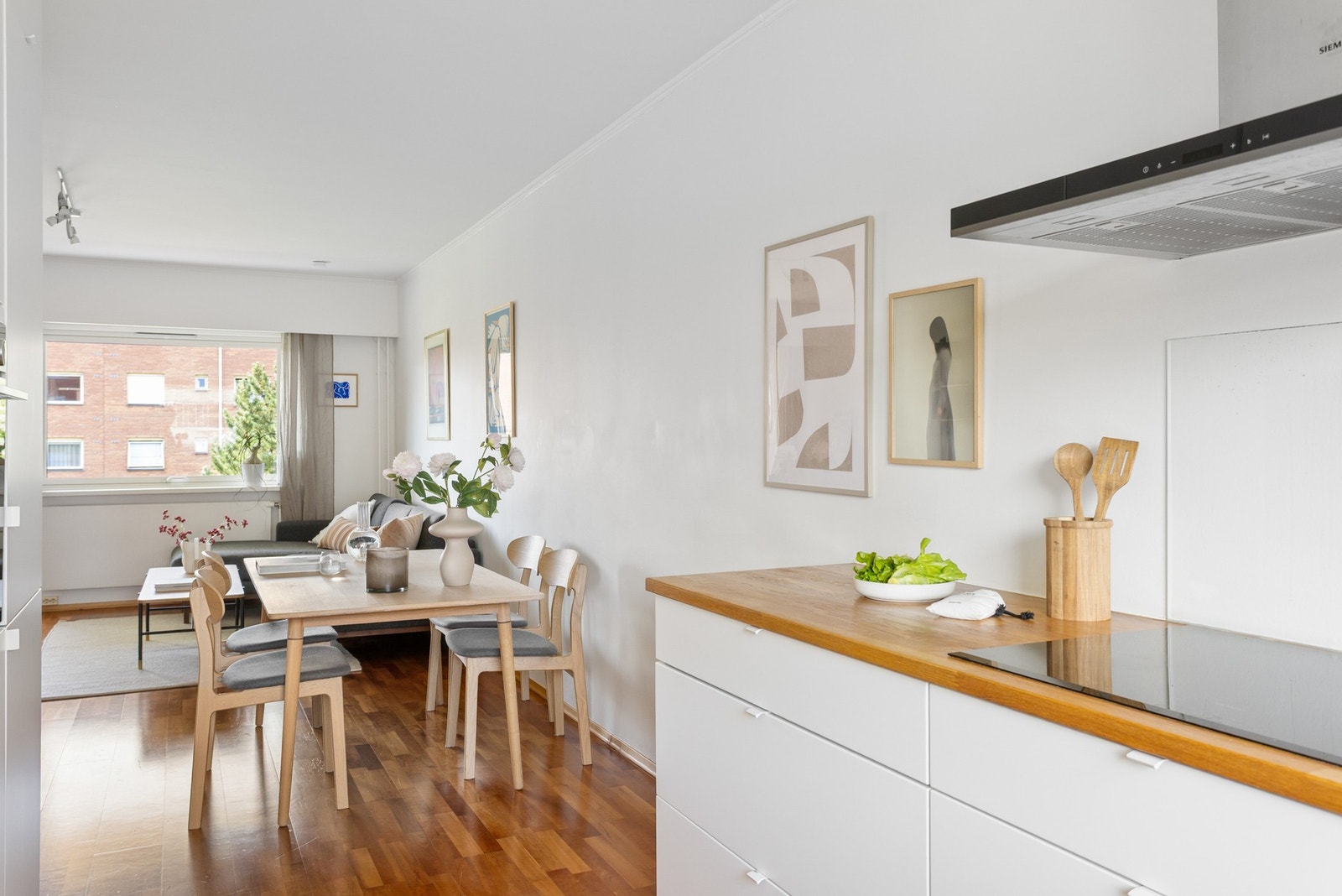 Lekkert og praktisk kjøkken fra Kvik som har rikelig med både skap- og benkeplass. Galleribilde