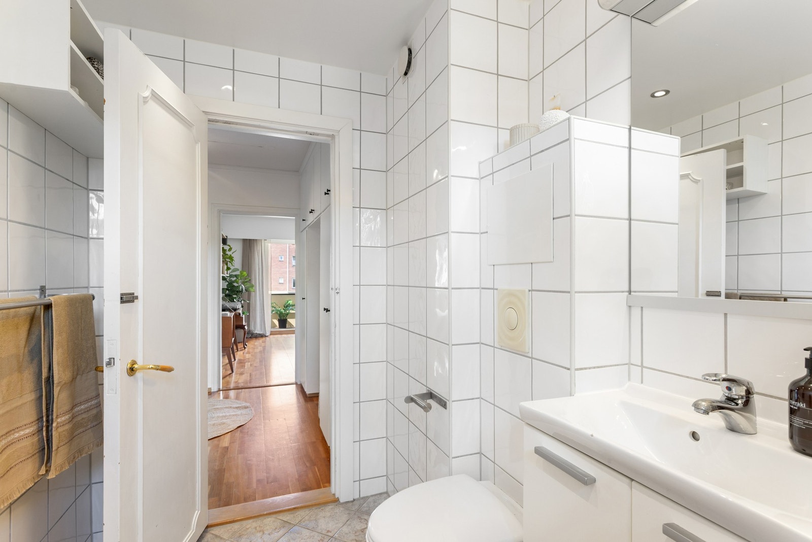 På badet er det opplegg for vaskemaskin. Galleribilde