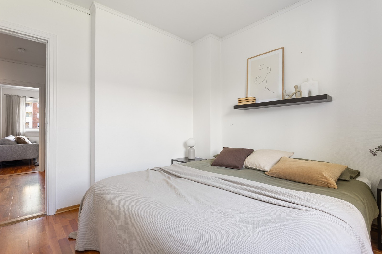 På hovedsoverommet har du plass til dobbbeltseng, nattbord, samt garderobeløsning. Galleribilde