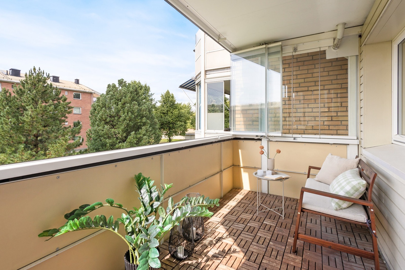 Her får man gleden av en romslig, innglasset balkong på ca. 9 kvm. Her kan du nyte varme sommerdager! Galleribilde