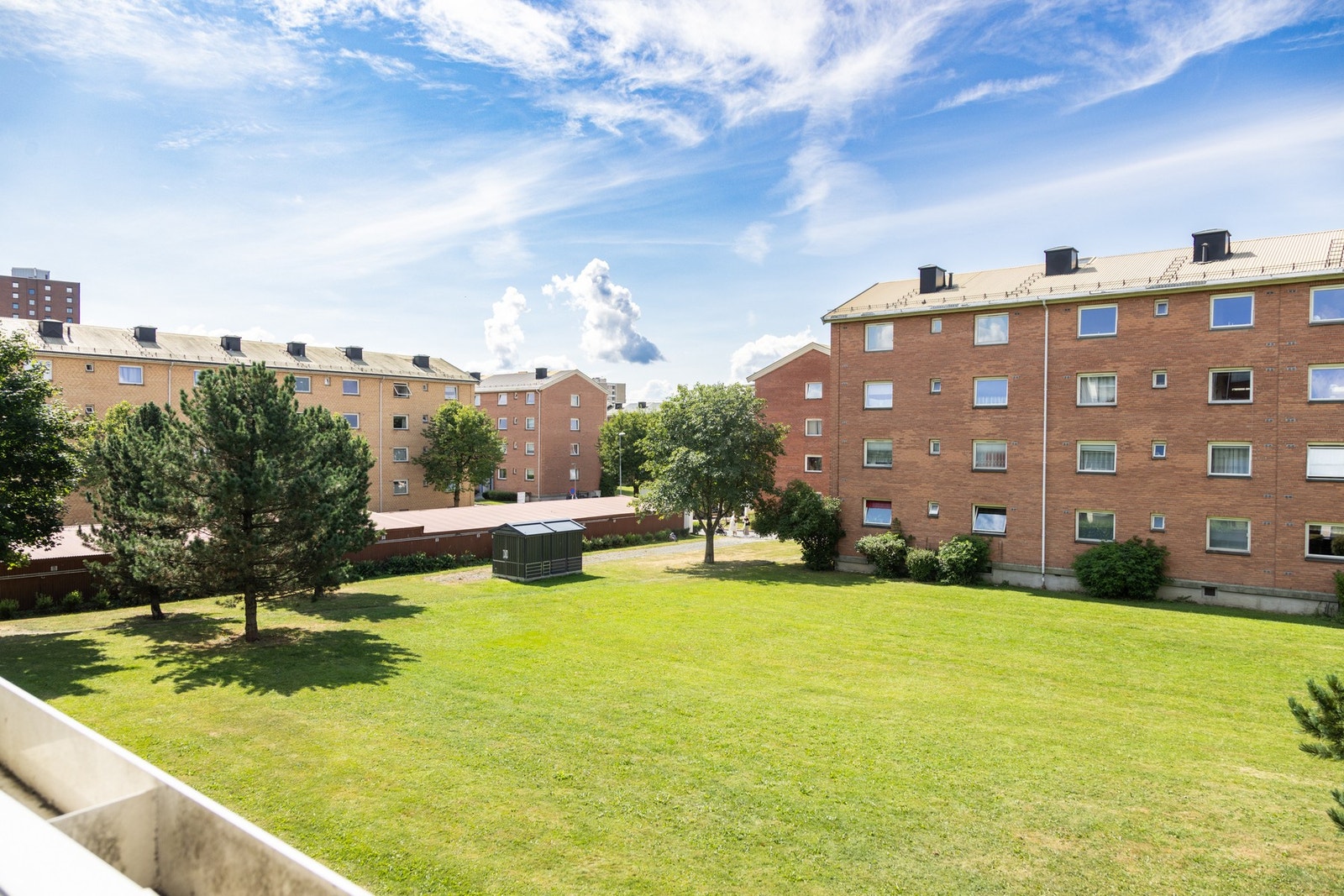 Fra balkongen er det hyggelig utsyn mot frodige fellesområder. Galleribilde