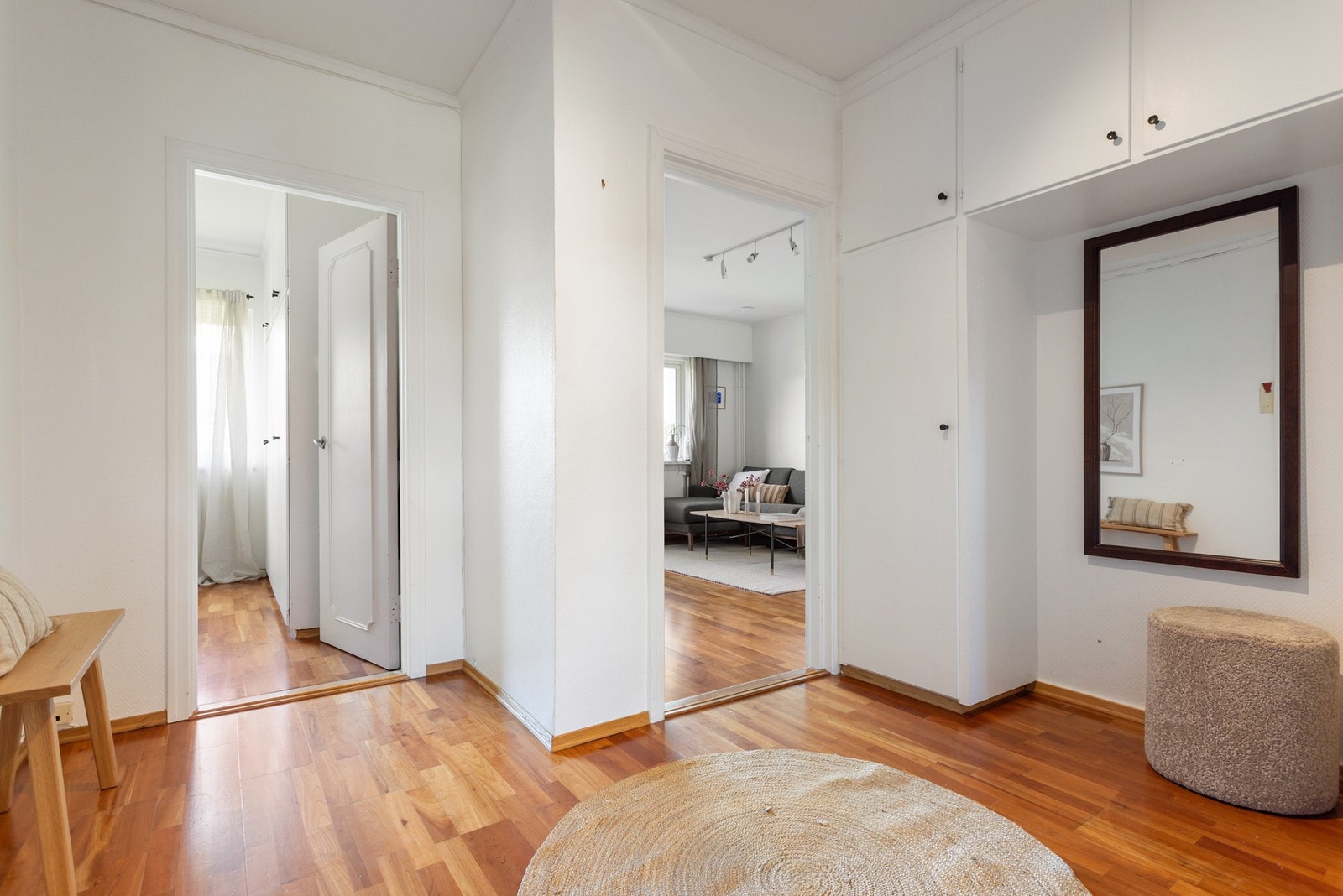 Her blir du møtt av en romslig og lys entré som gir et godt førsteinntrykk av boligen. Galleribilde