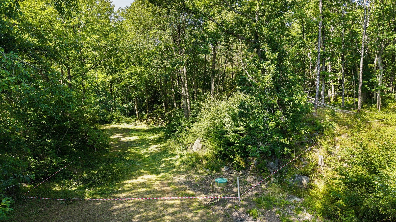 Tomten har tinglyst veirett helt til tomten og det er lagt vann og avløp til tomtegrensen Galleribilde