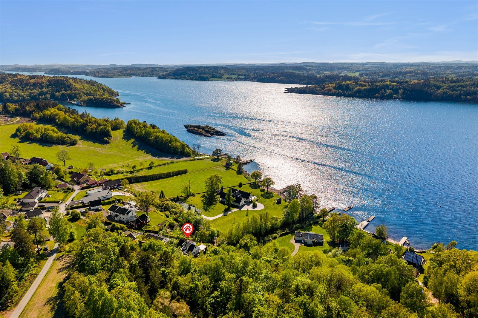 Tønsberg sentrum ligger ca. et kvarter unna med bil og kan by på alle fasiliteter, i tillegg til yrende sommerliv. Galleribilde