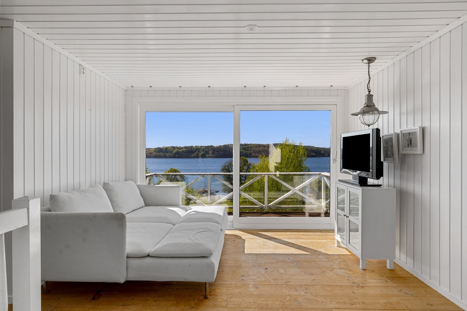 I loftsetasjen har hytta en kjærkommen stue med flott gjennomlys - et ekstra oppholdsrom for både lek og avslapning. Galleribilde