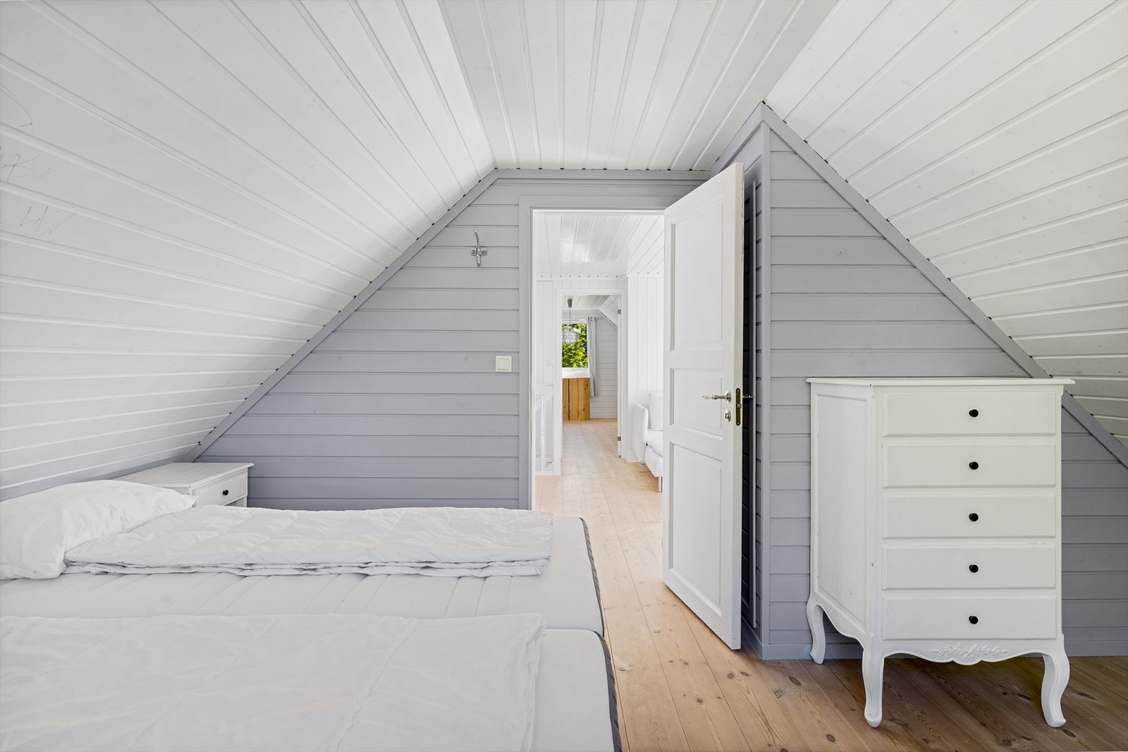 Selve hytta har tre pene soverom, fordelt med ett i første etasje og to i loftsetasjen. Galleribilde
