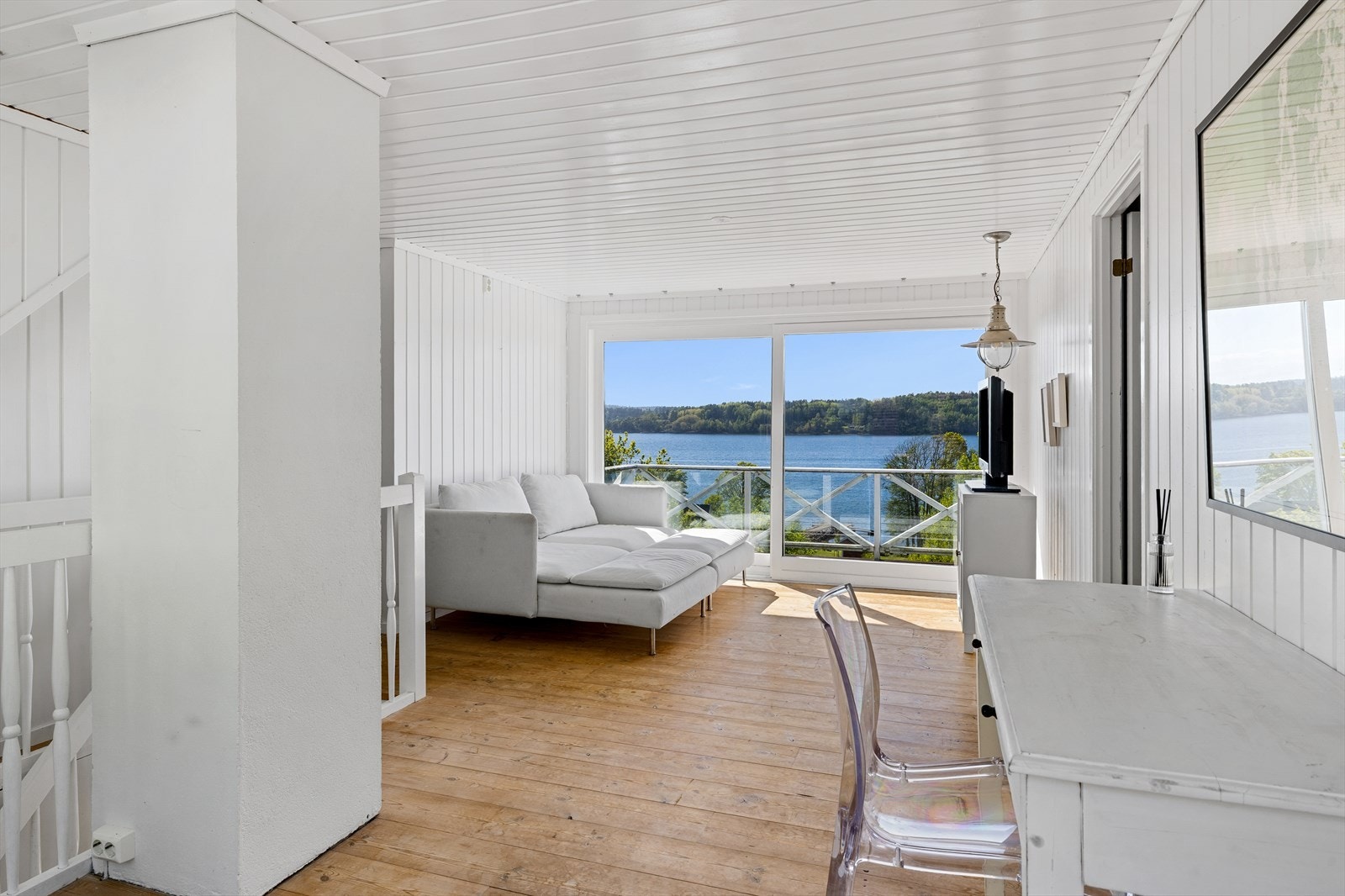 I loftstuen er det plass til både kontorkrok og sofagruppe. Galleribilde