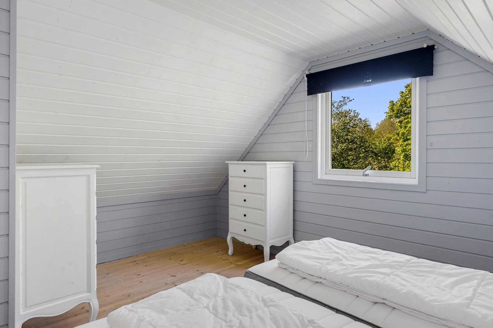 På hovedsoverommet oppe er det plass til både dobbeltseng og annet møblement. Galleribilde