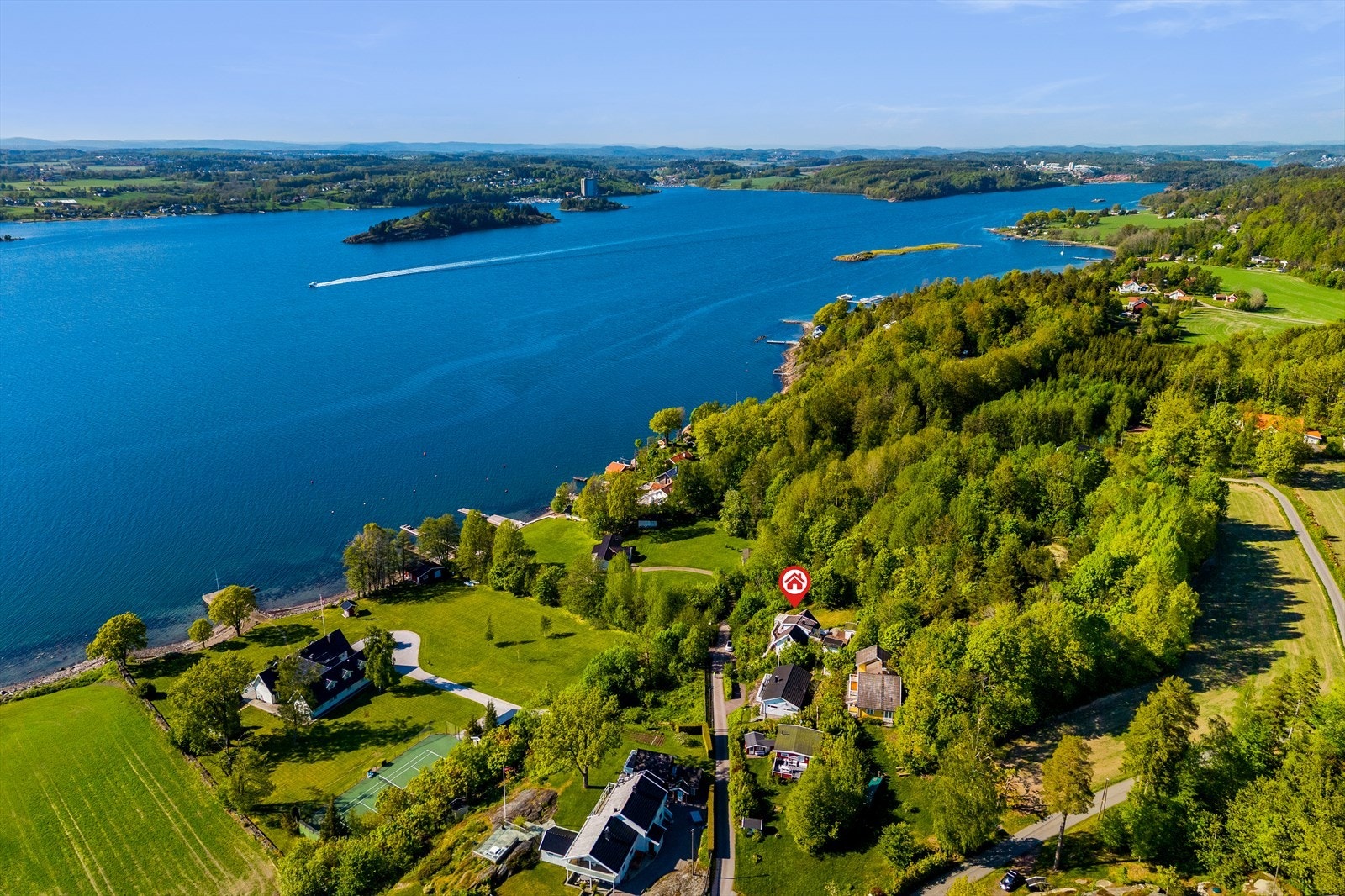 Det er enkel adkomst via bilvei helt frem, og fra veien er det trapp opp til selve hytta. Galleribilde