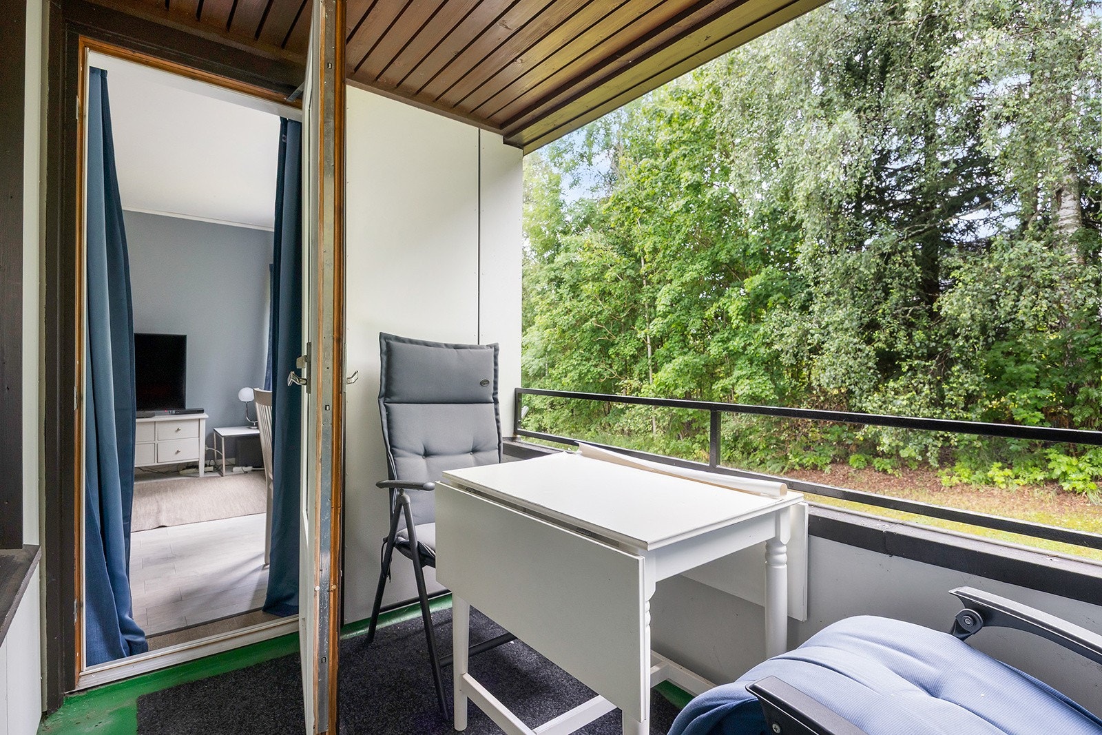 Leiligheten har en sydvestvendt balkong med adkomst fra stuen. Balkongen er lun og skjermet. Galleribilde