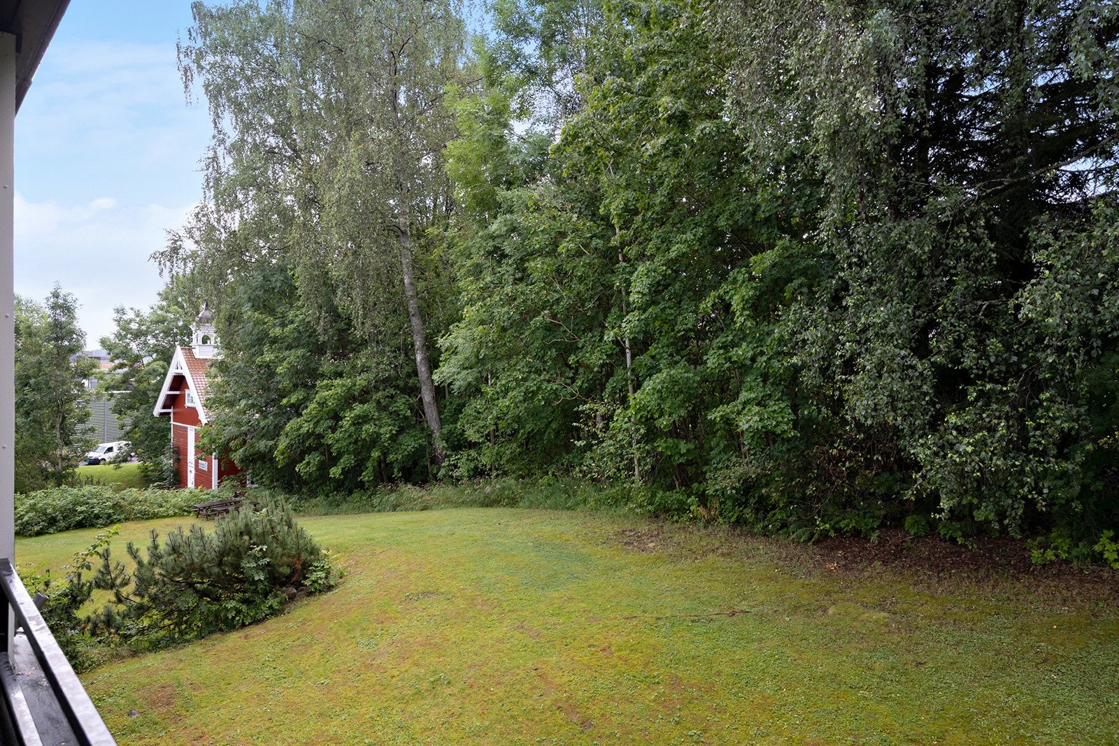 Leiligheten ligger idyllisk til ved marka og grøntområder. Her er utsikt fra leilighetens balkong. Galleribilde