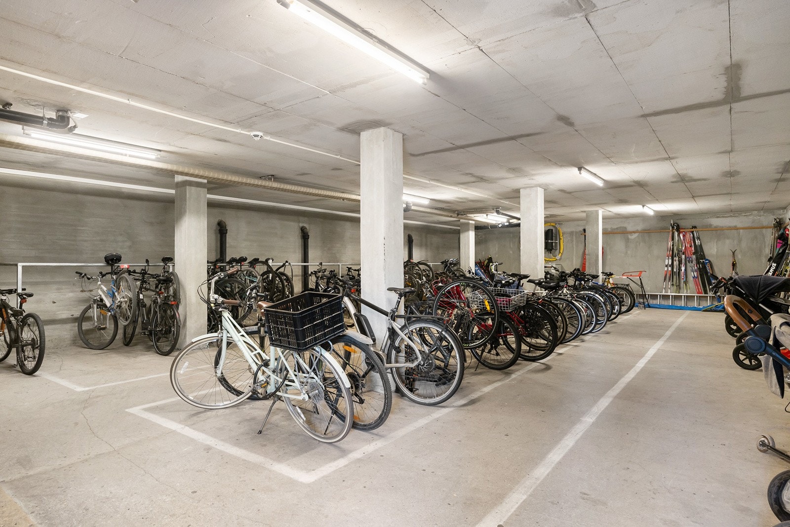 Sykkel- og skibod i sameiet. Galleribilde