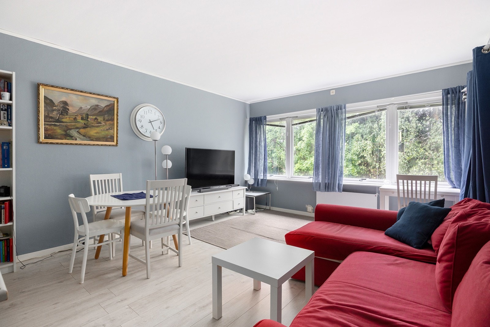 Luftig stue med store vindusflater som gir godt med naturlig lys. Galleribilde