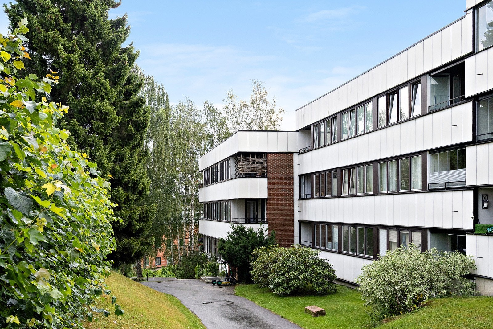 Sameiets fellesområder er pent opparbeidet med grøntarealer, internstier, busker og beplantning. Galleribilde