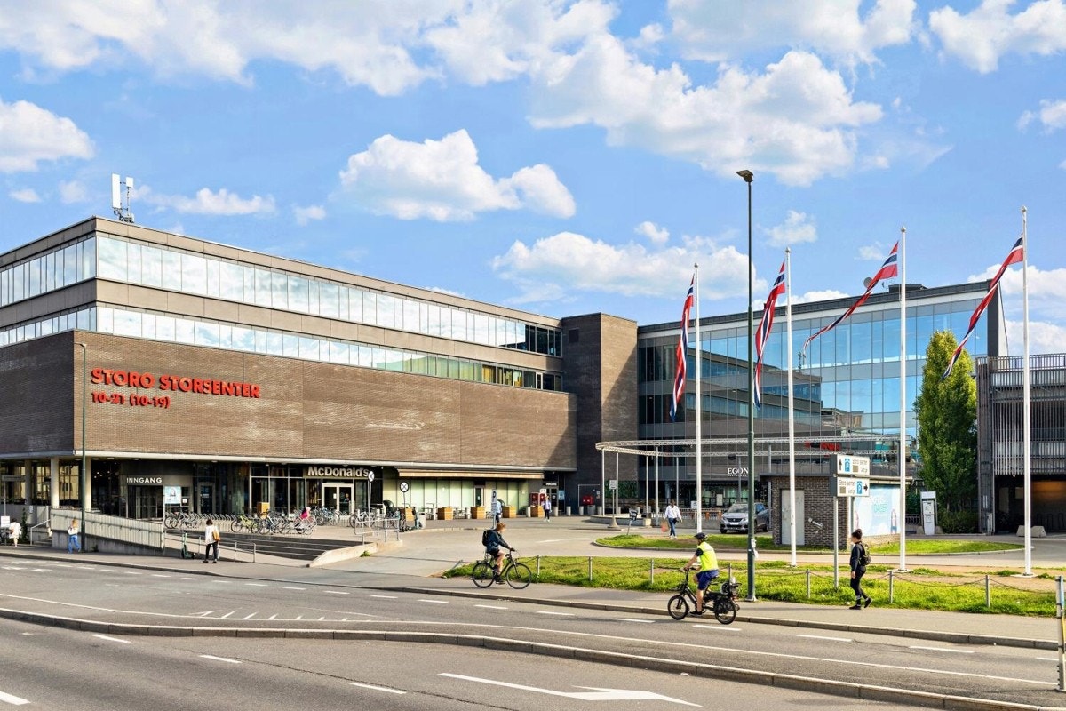 Storo Storsenter - et av Norges største kjøpesentre - ligger med kort avstand fra leiligheten med bil, kollektiv, sykkel. Galleribilde