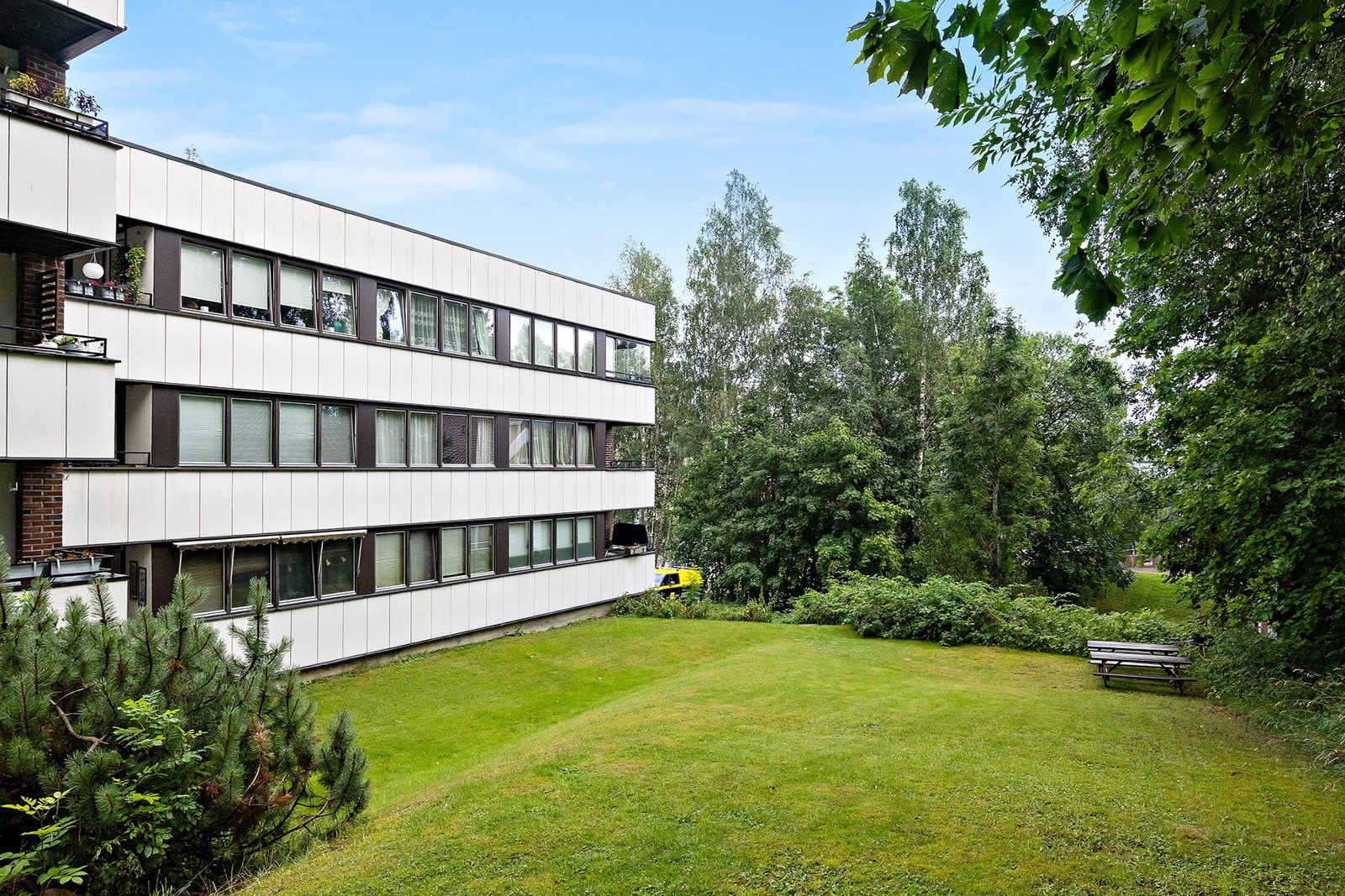 Leiligheten ligger fint til i byggets 2. etasje. Sameiet er omkranset av grøntområder. Galleribilde