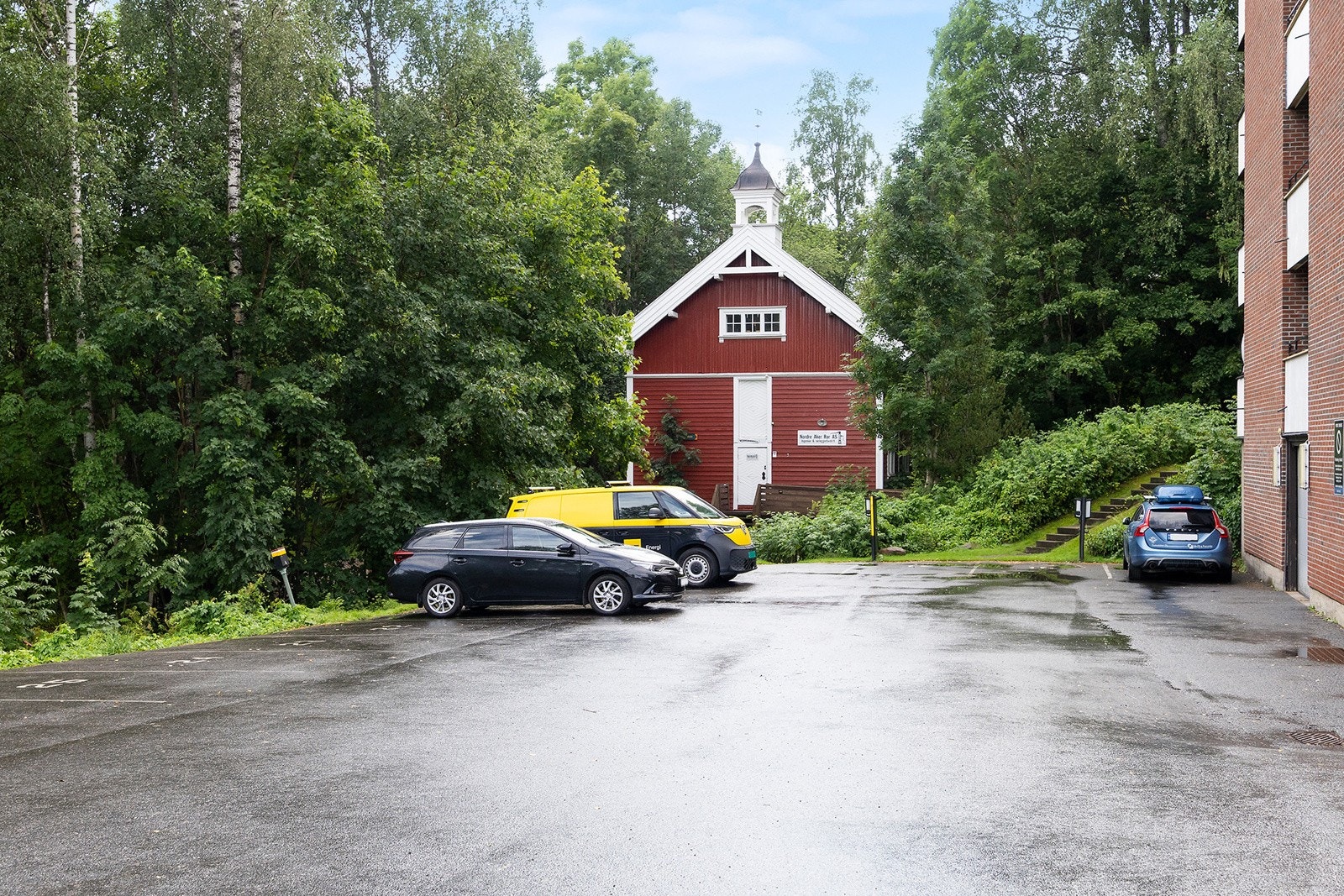 I sameiet er det parkeringsplasser til leie. Det er utendørs parkering med og uten elbillader samt garasjeplass. Plassene leies ut etter venteliste. Galleribilde