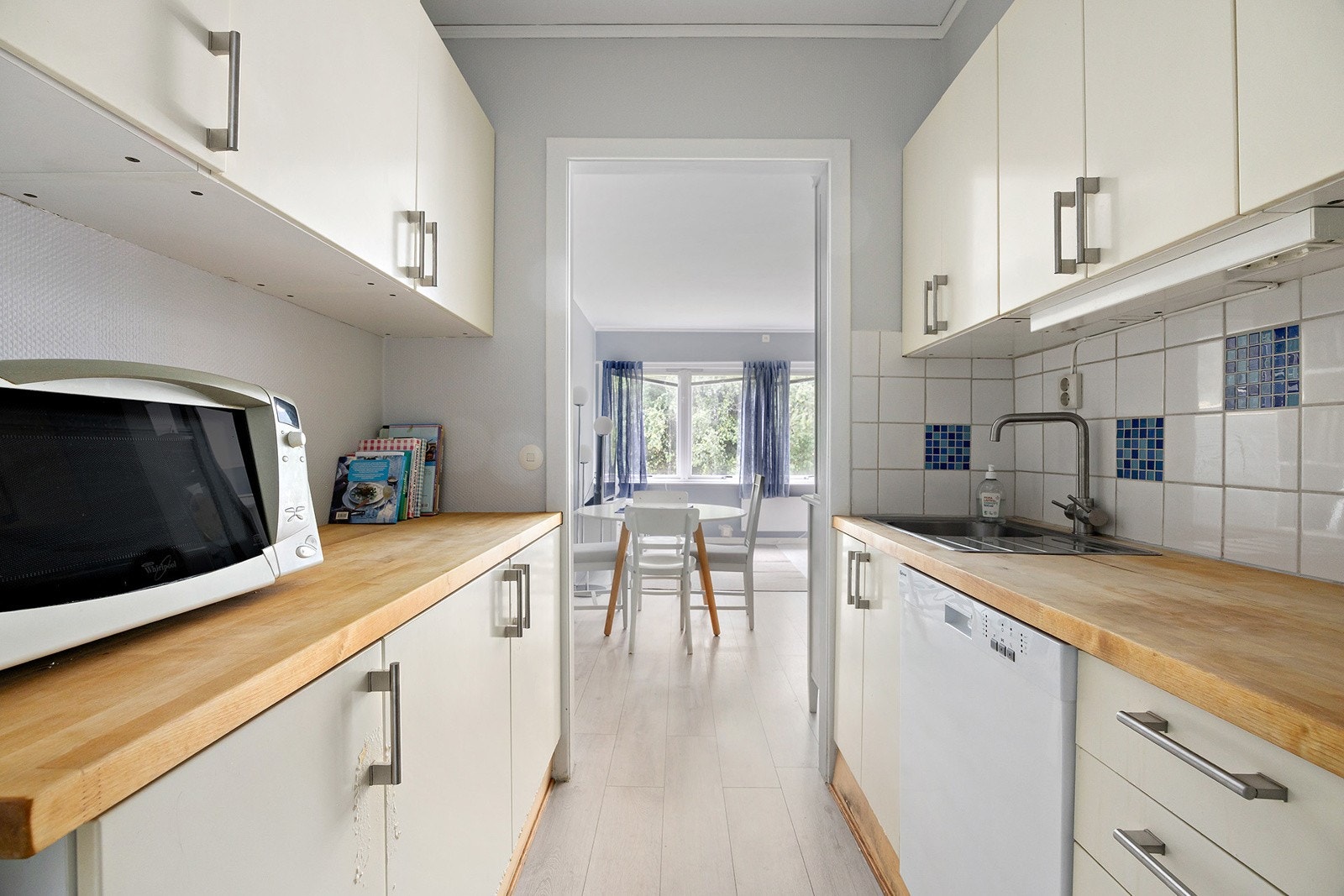 Kjøkken med god skap- og benkeplass. Galleribilde