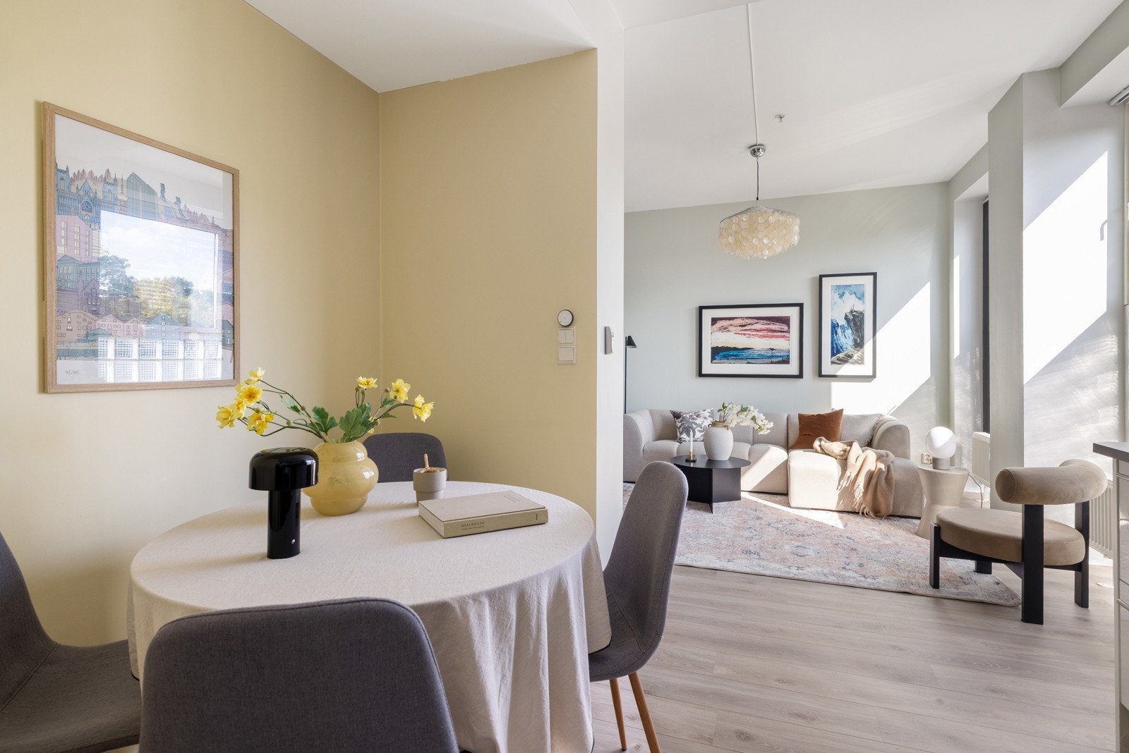 Stuen byr på gode møbleringsmuligheter, med plass til sofagruppe, tv-seksjon og spisebord. Galleribilde