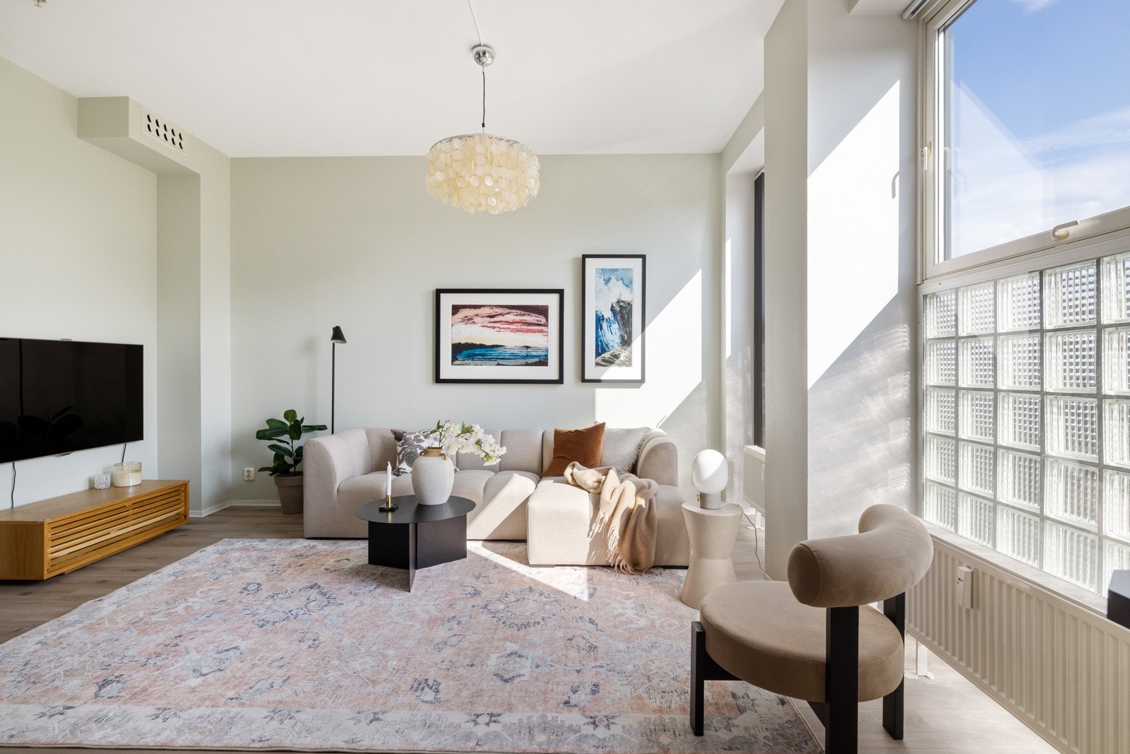 Leiligheten går over to plan i byggets 5. og 6 .etg med heisadkomst. Galleribilde