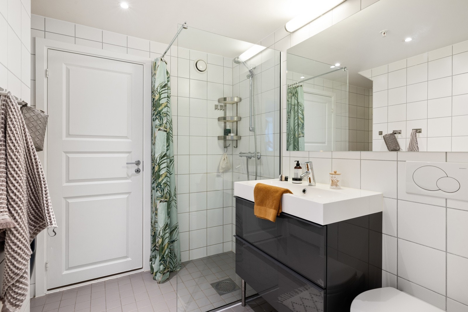 Leiligheten har et delikat og flislagt baderom med gulvvarme. Galleribilde