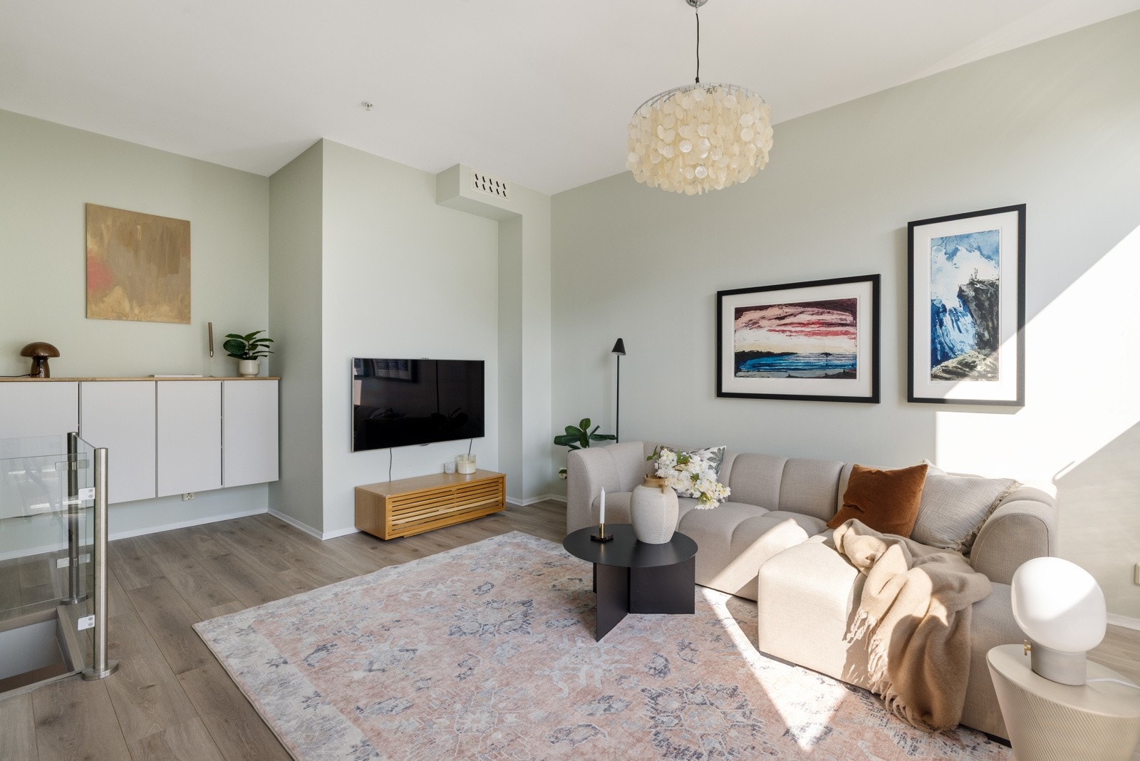 Bygget ble gjort om til leiligheter i 2008 og holder en gjennomgående god standard. Galleribilde