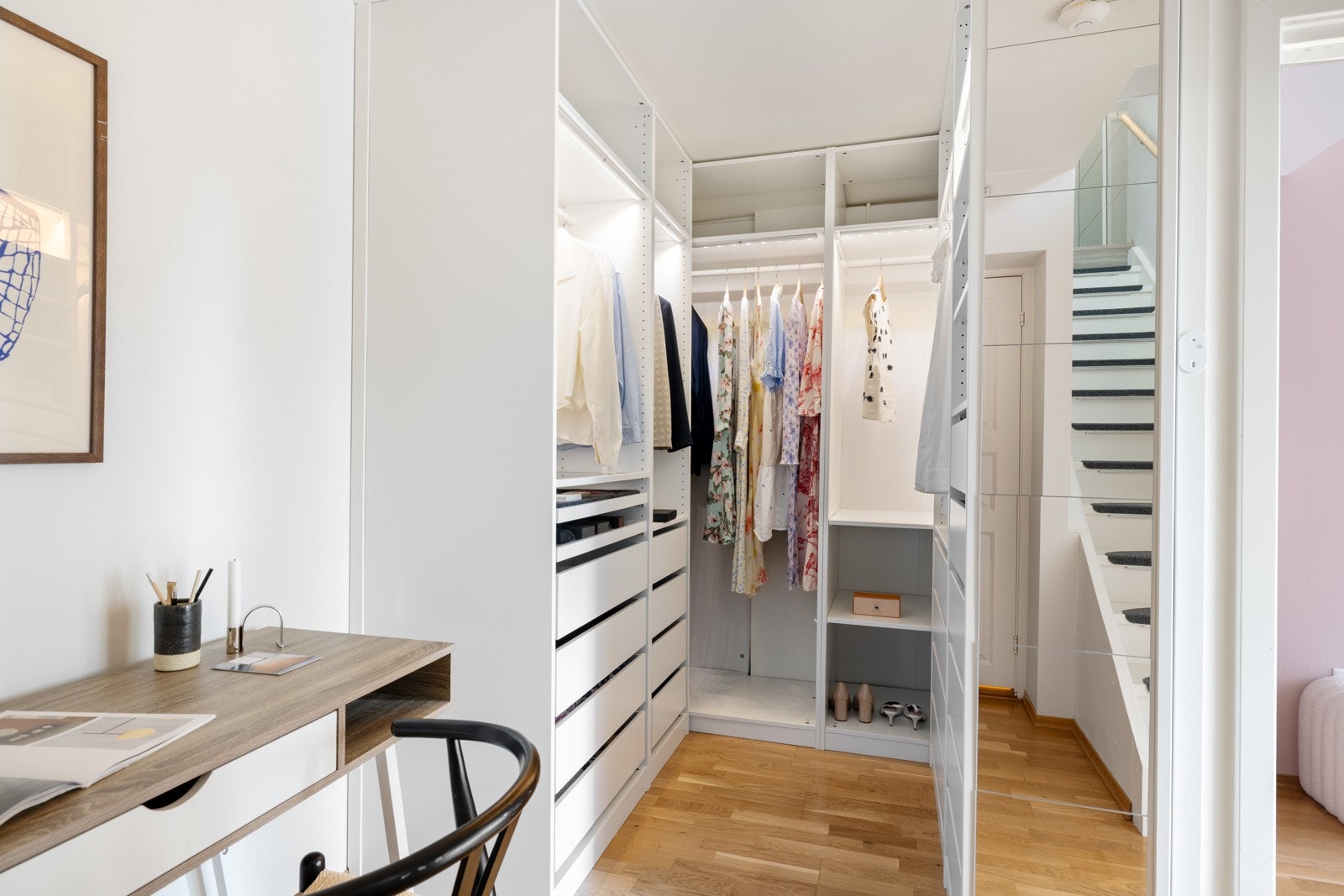 I gangen i 5.etasje er det en stor garderobeløsning. Galleribilde