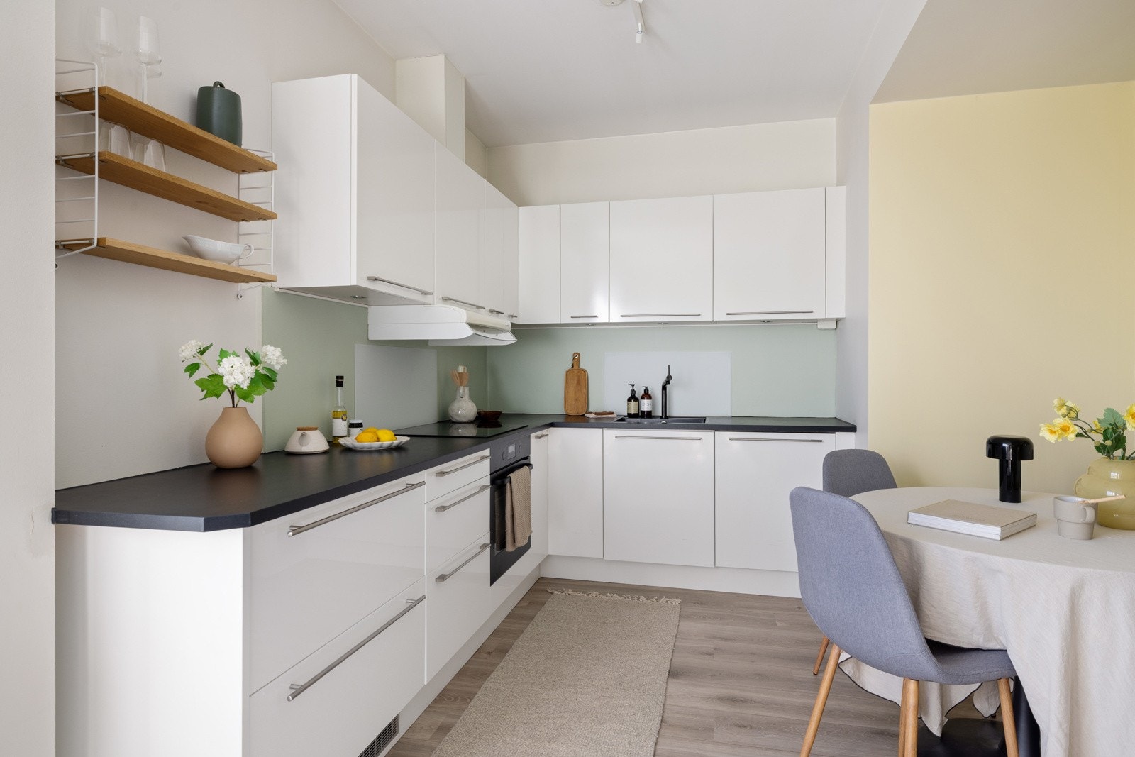 Leiligheten har et pent kjøkken med gode løsninger. Galleribilde