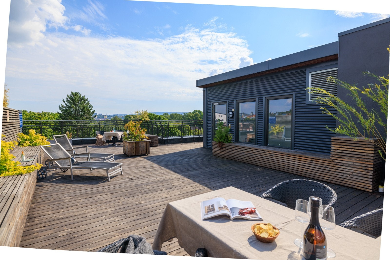 Leiligheten har tilgang til en skjermet og solrik takterrasse kun én trapp opp - nær nok til å føles som en forlengelse av boligen. Galleribilde